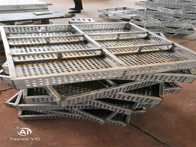 殺菌釜?dú)⒕貌讳P鋼盤子帶隔板